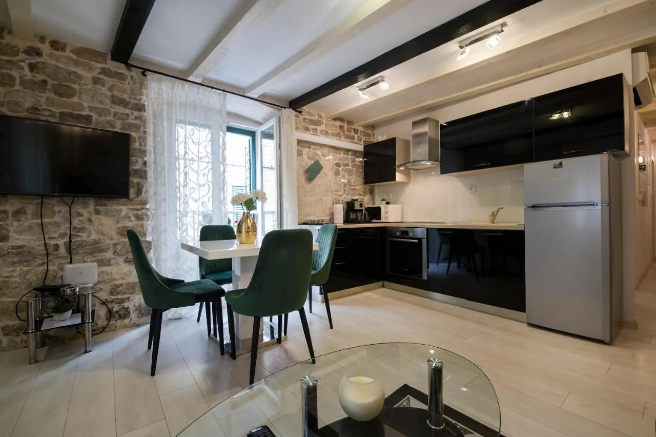 Apartment Stone Split